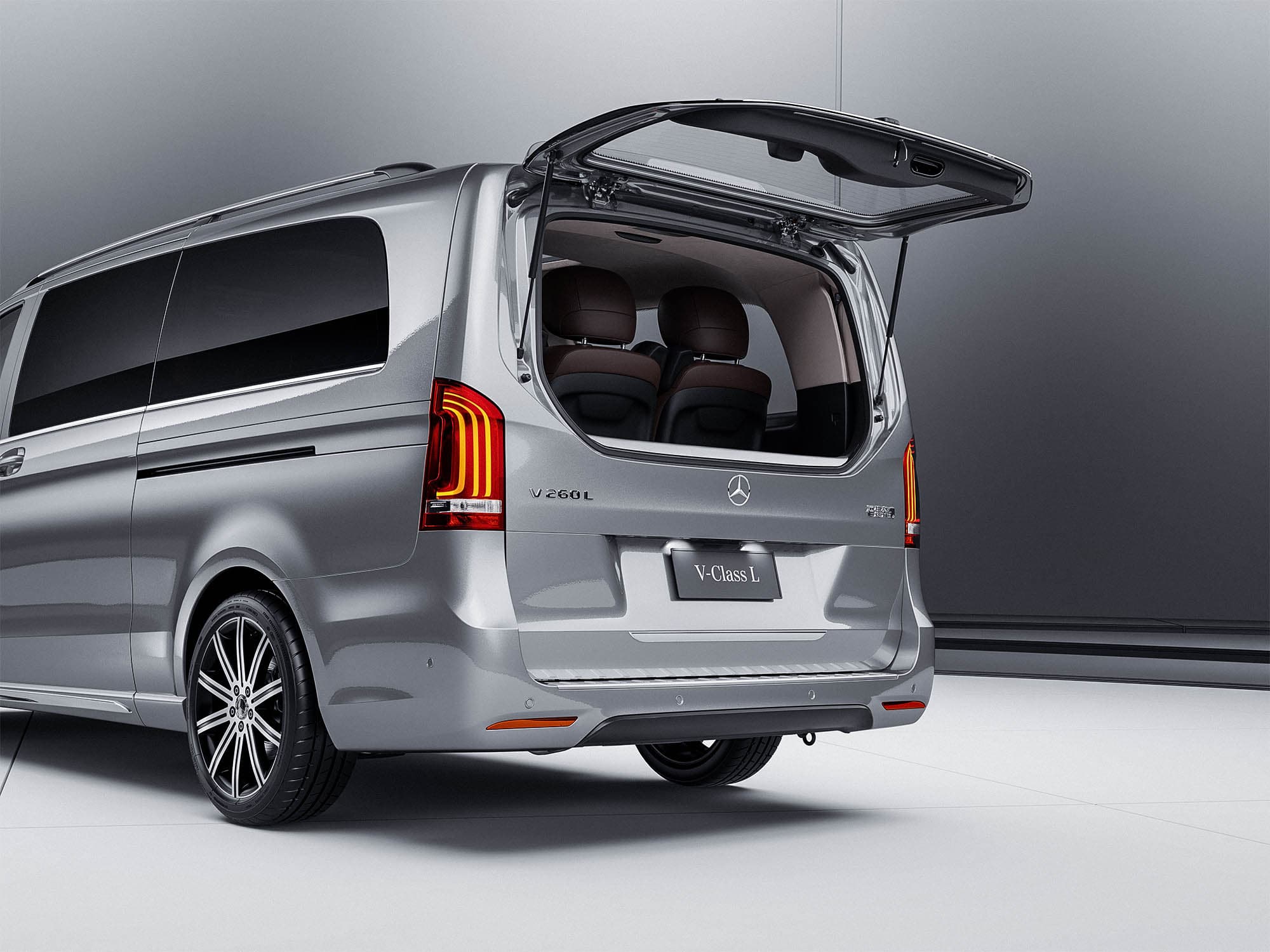 V-Class exterior colour variant, three-quarter front view