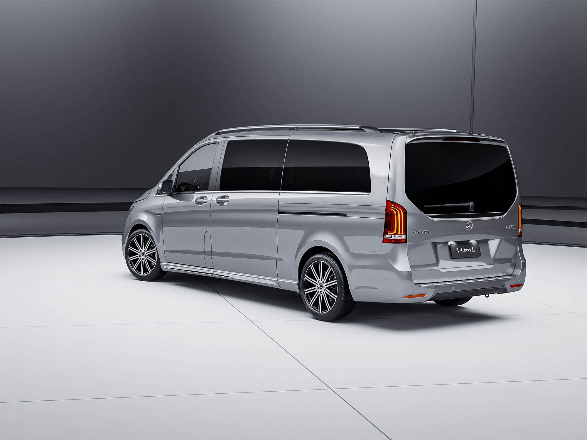 V-Class exterior colour variant, three-quarter front view